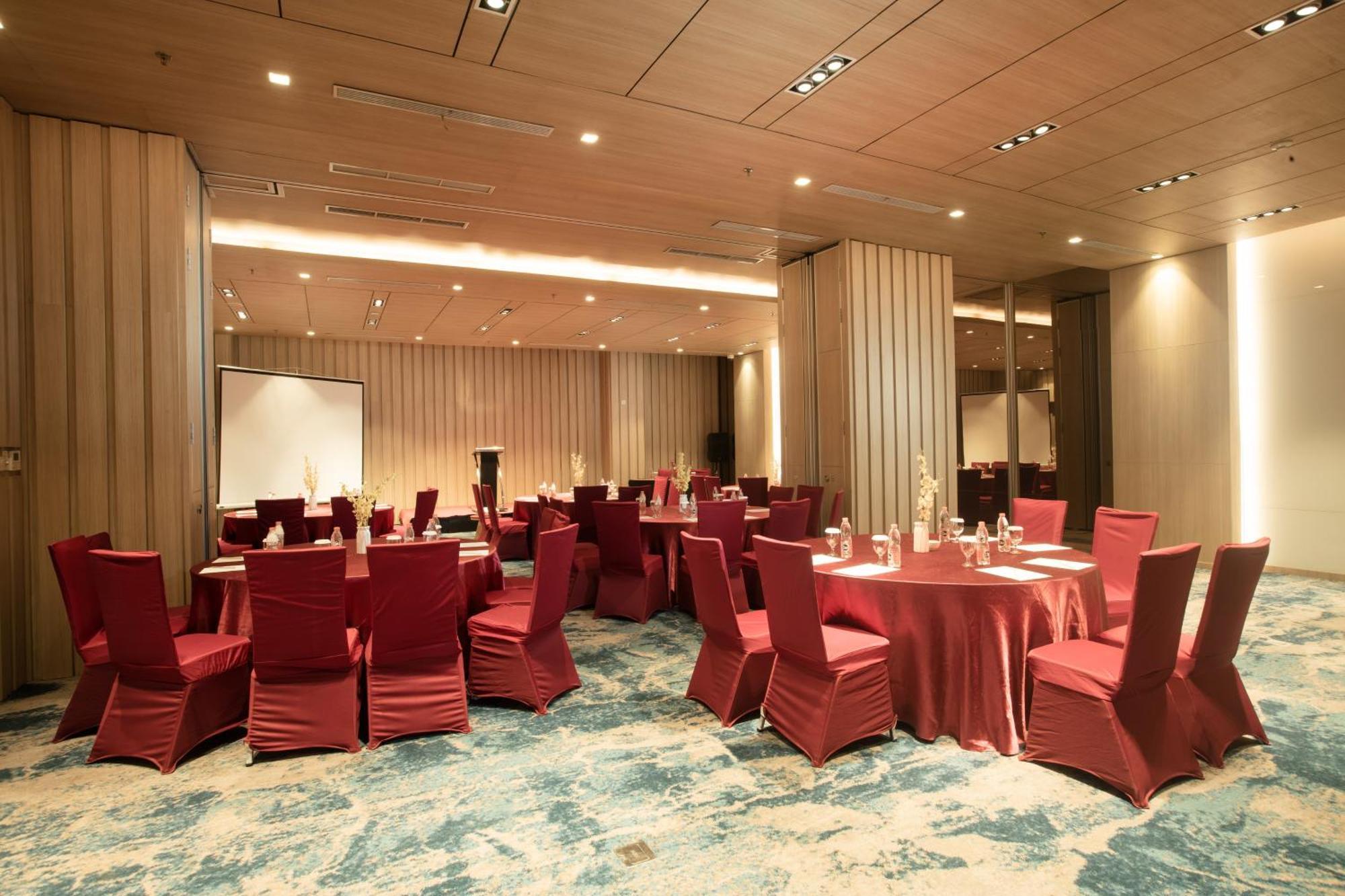 Louis Kienne Cikarang Hotel & Service Apartment Bekasi Ngoại thất bức ảnh